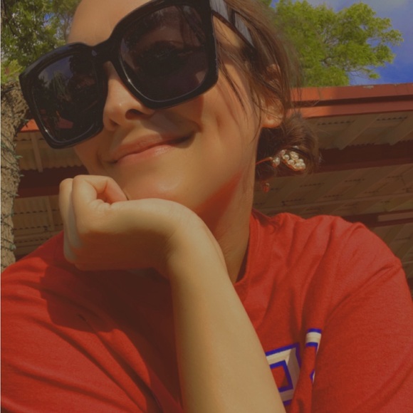 Meet your Posher, Aly - Picture 1 of 1